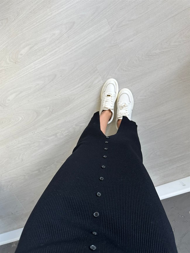 Siyah Düğme Detaylı Triko Elbise